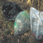 poubelles sauvages déposées au bord de la route à Villaroux